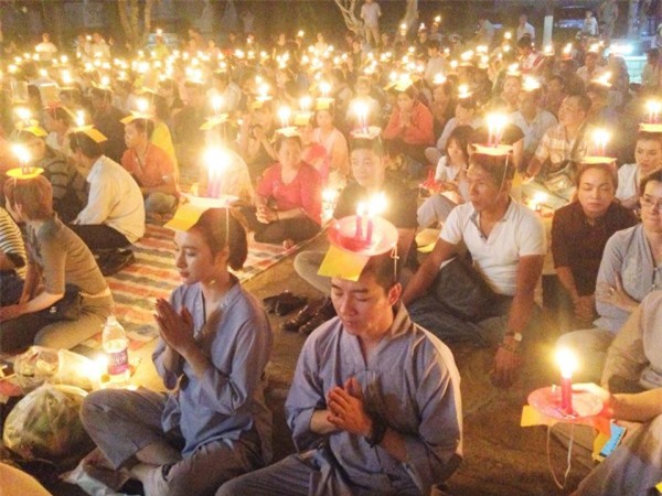 khong-ho-hang-angela-phuong-trinh-mac-ao-trang-kin-dao-di-le-chua-blogtamsuvn05