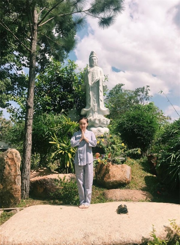 khong-ho-hang-angela-phuong-trinh-mac-ao-trang-kin-dao-di-le-chua-blogtamsuvn08