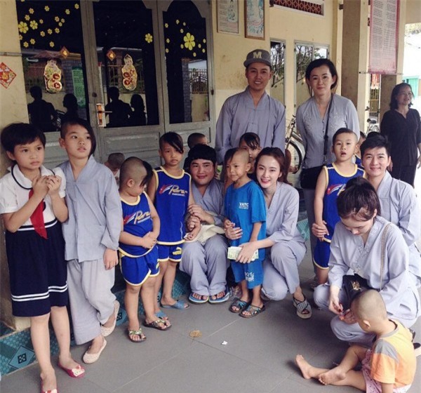 khong-ho-hang-angela-phuong-trinh-mac-ao-trang-kin-dao-di-le-chua-blogtamsuvn09