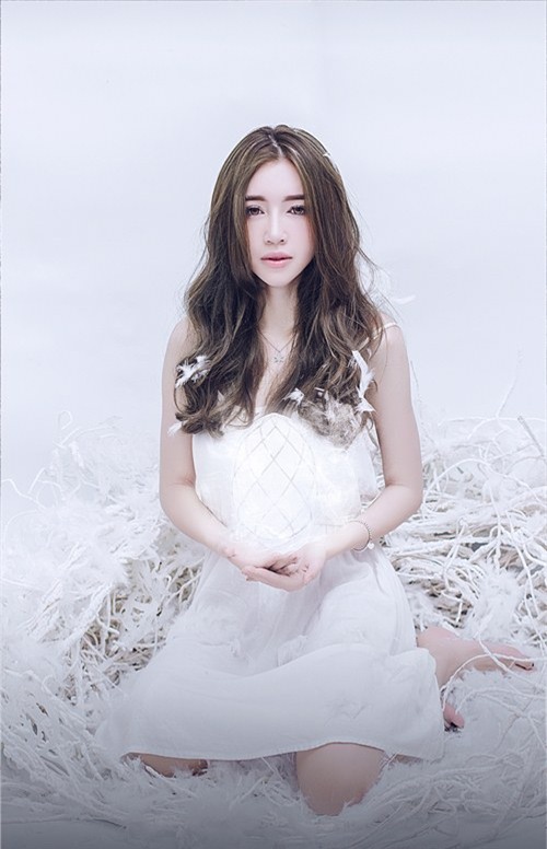 Elly Trần không mặc hở vẫn đẹp lung linh - 5