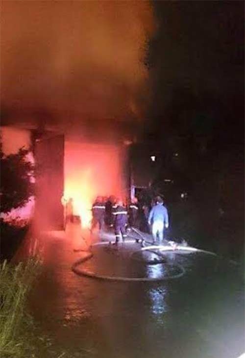 Bắt chuột rồi tẩm xăng đốt khiến nhà và ô tô cháy rụi - Ảnh 1.