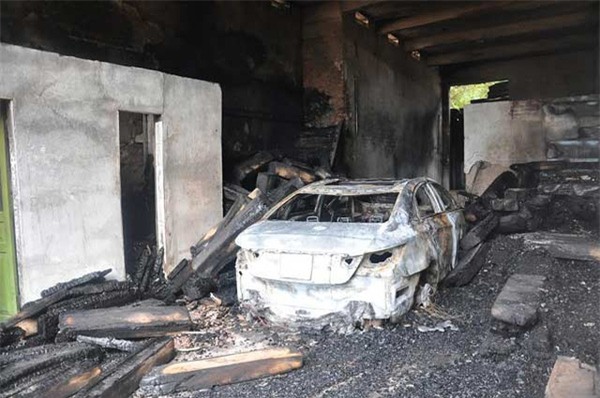 Bắt chuột rồi tẩm xăng đốt khiến nhà và ô tô cháy rụi - Ảnh 2.