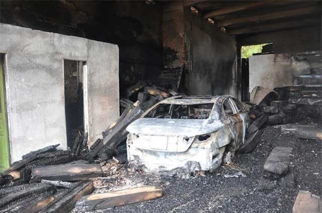 Con chuột đốt nhà, thiêu rụi ôtô