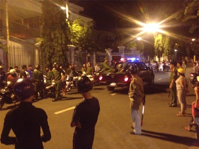 Người dân xem cảnh sát bắt nhóm côn đồ đánh nhau