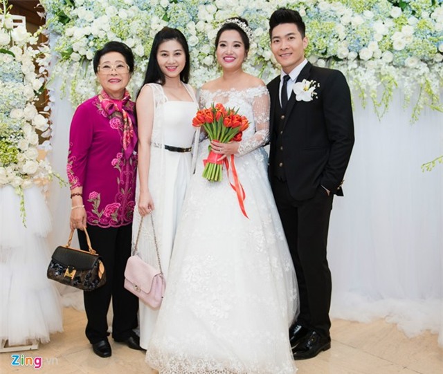 Lan Khuê và dàn MC dự tiệc cưới Hồng Phượng