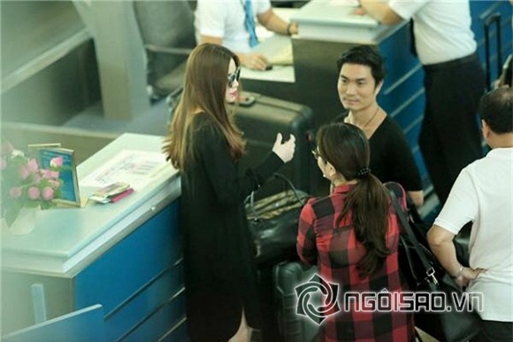 Hồ Ngọc Hà ở sân bay 10