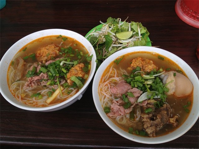 Bún bò Huế bình dân.