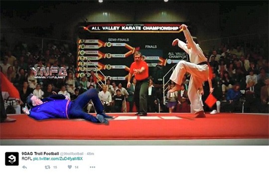 Van Gaal ngã lăn vì dính đòn karate