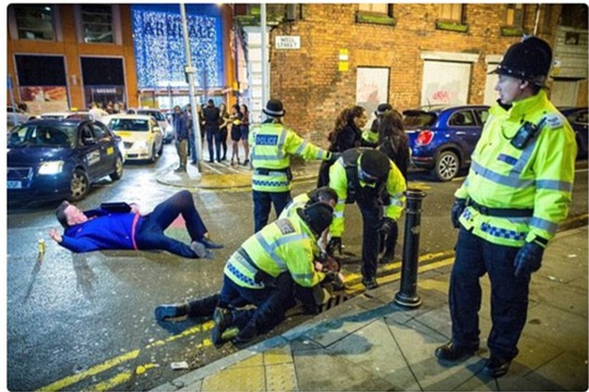 Tối qua CĐV M.U đã ăn mừng say xỉn khi quỷ đỏ giành chiến thắng trước Arsenal khiến cảnh sát phải làm việc vất vả