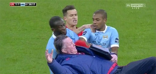 Thôi đừng câu giờ nữa ông Van Gaal!