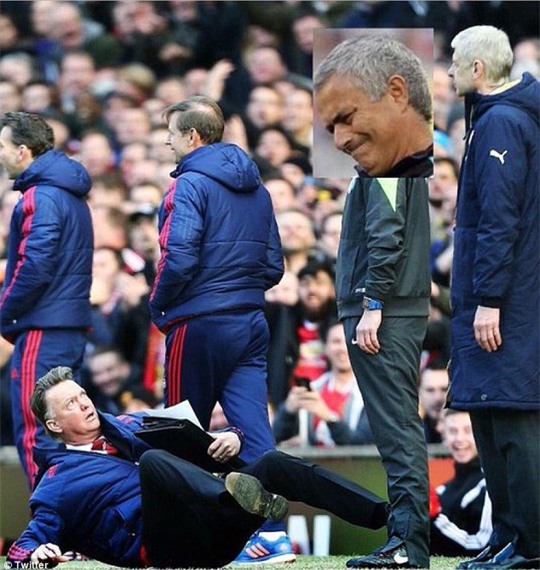
Mourinho cười đểu Van Gaal
