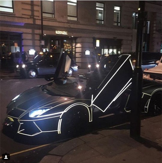 Siêu giàu, cậu ấm, cô chiêu, London, nhà giàu, dát vàng, chuyên cơ, siêu xe, Lamborghini