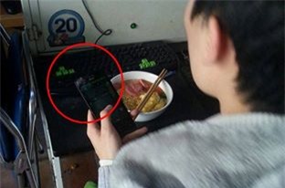 vu xe “dien” dam 3 nguoi chet tham: nhan chung bi dap vo dien thoai? hinh anh 1