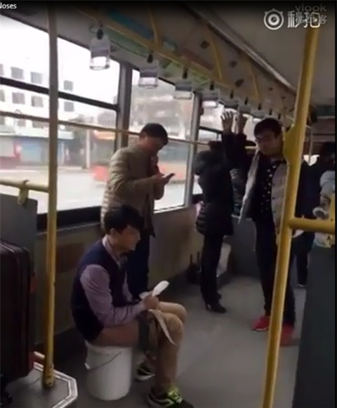 Gadanong toi te di ve sinh ngay tren xe bus