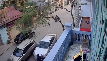 Ba chiếc xe chiếm hoàn toàn mặt đường, trong đó chiếc Camry nằm hoàn toàn trên làn đường ngược chiều