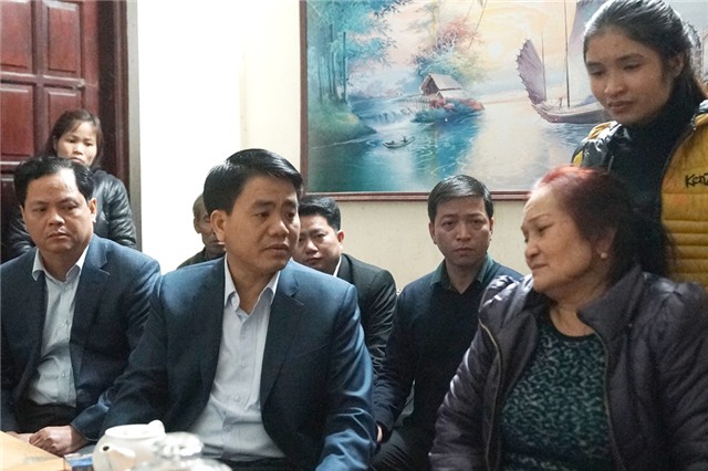 Chủ tịch UBND TP Hà Nội Nguyễn Đức Chung chia sẻ với gia đình nạn nhân.
