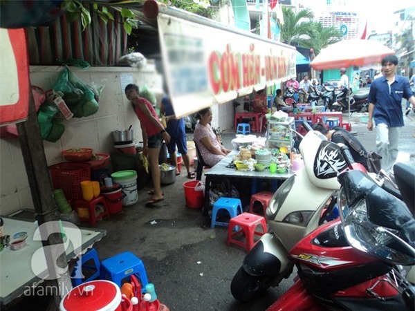 Thưởng thức ẩm thực xứ Huế trên vỉa hè Sài Gòn 1