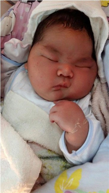 bac si ke lai giay phut be trai nang 6,1kg chao doi - 2