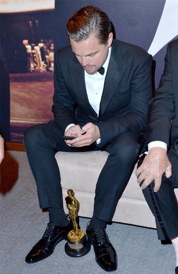 Dân mạng ghép ảnh hài hước cảnh Leo mải nhắn tin sau khi đoạt Oscar - Ảnh 1.
