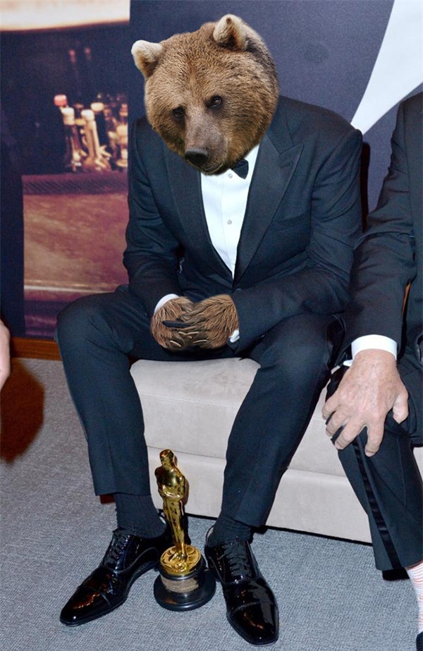 Dân mạng ghép ảnh hài hước cảnh Leo mải nhắn tin sau khi đoạt Oscar - Ảnh 2.