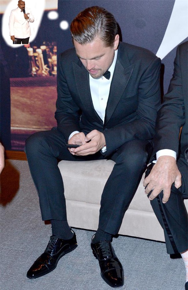 Dân mạng ghép ảnh hài hước cảnh Leo mải nhắn tin sau khi đoạt Oscar - Ảnh 3.