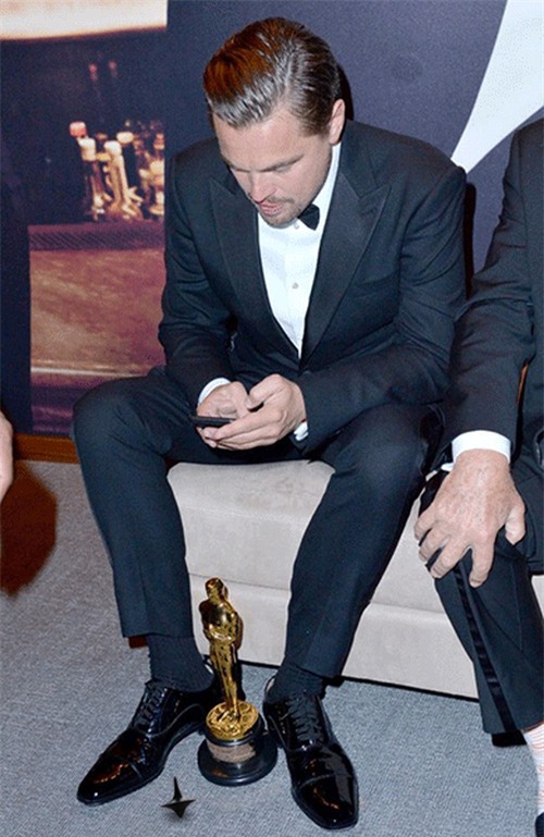 Dân mạng ghép ảnh hài hước cảnh Leo mải nhắn tin sau khi đoạt Oscar - Ảnh 4.