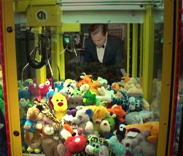 Dân mạng ghép ảnh hài hước cảnh Leo mải nhắn tin sau khi đoạt Oscar - Ảnh 5.