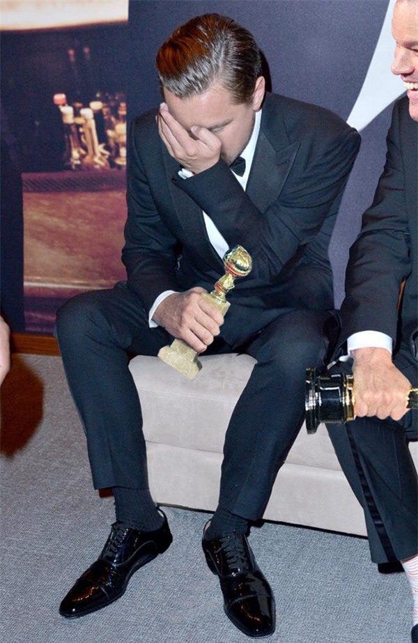 Dân mạng ghép ảnh hài hước cảnh Leo mải nhắn tin sau khi đoạt Oscar - Ảnh 7.