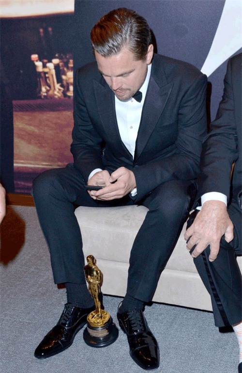 Dân mạng ghép ảnh hài hước cảnh Leo mải nhắn tin sau khi đoạt Oscar - Ảnh 8.