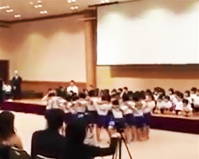 Trẻ Nhật động viên bạn và bài học giáo dục về thất bại