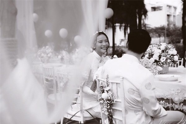 Trong sự nghiệp làm mẫu và diễn viên, Phan Như Thảo không gặp điều tiếng gì, mọi thành công đều khá tròn trịa. Nhưng đến khi lấy chồng, cô vấp phải vô số thị phi. Khi còn đang ngây ngất hạnh phúc trong đám hỏi với doanh nhân giàu có, cô đã phải hứng chịu những lời khó nghe từ vợ cũ của chồng là siêu mẫu Ngọc Thuý. Dư luận cũng chĩa mùi dùi về phía người đẹp khi cho rằng cô tham giàu mà bất chấp quá khứ 3 đời vợ của ông chồng hơn 26 tuổi.