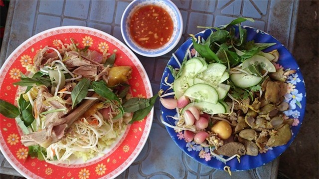 Cơm gà Phú Yên là món đặc sản nổi tiếng. Ảnh: Văn Tuấn / Zing.
