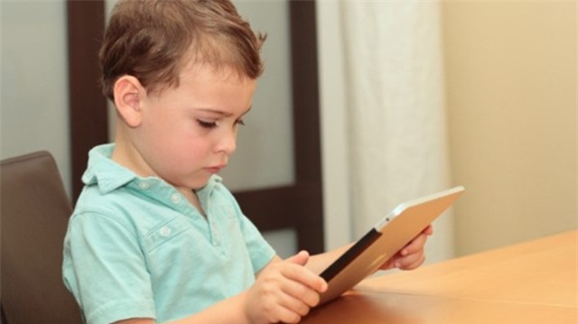 Cha mẹ có thể bị kiện vì đăng ảnh con cái trên Facebook