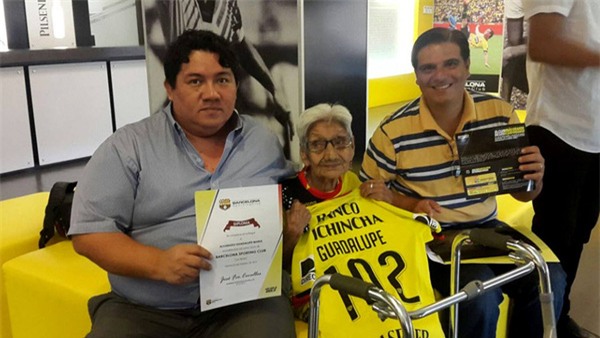 Barcelona ký hợp đồng với… cụ bà 102 tuổi - Ảnh 1.