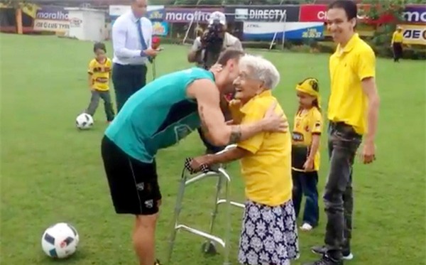 Barcelona ký hợp đồng với… cụ bà 102 tuổi - Ảnh 4.