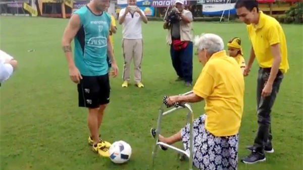 Barcelona ký hợp đồng với… cụ bà 102 tuổi - Ảnh 5.