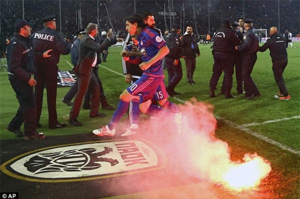 Đội nhà mất phạt đền, CĐV lao xuống sân ẩu đả - Ảnh 1.