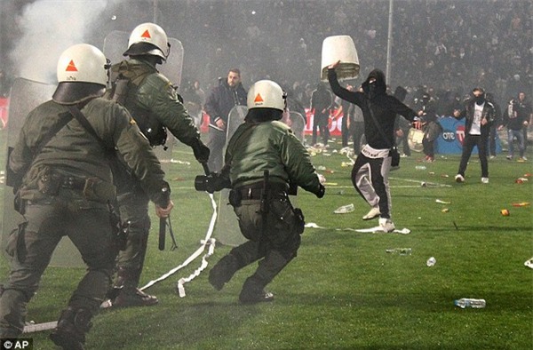 Đội nhà mất phạt đền, CĐV lao xuống sân ẩu đả - Ảnh 4.