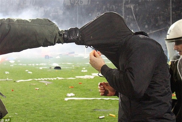 Đội nhà mất phạt đền, CĐV lao xuống sân ẩu đả - Ảnh 5.