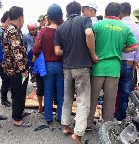 Nhiều người dân đã đắp chiếu, thắp hương nhưng may mắn sau 30 phút nạn nhân đã tỉnh lại và được đưa đi cấp cứu - Nguồn ảnh FB