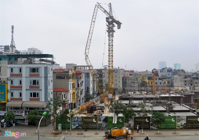 Bà Tâm (62 tuổi, trú ngõ 493) cho hay, nửa đêm khi cả gia đình vừa chợp mắt thì bất ngờ có tiếng động lớn, nhiều đồ vật trong nhà rung lắc.