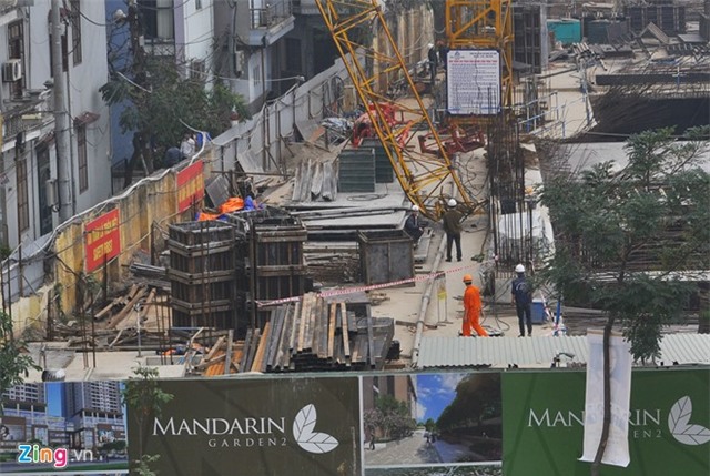 Sợ hãi, bà hô hoán 3 người thân trên các tầng tháo chạy ra ngoài thì thấy cần cẩu trong công trình xây dựng kế bên gãy, đổ sập. Hàng chục người trong tổ dân phố cũng tháo chạy ra khỏi nhà.