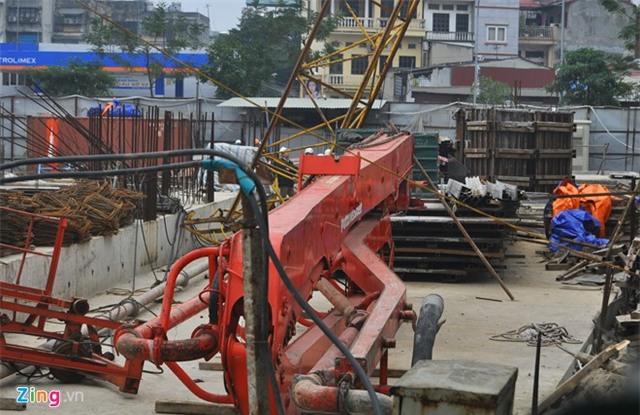 Theo nhân chứng, thời điểm trên, cần cẩu tải trọng lớn đưa nhiều thiết bị, vật liệu từ ngõ 493 vào công trường thì gặp sự cố