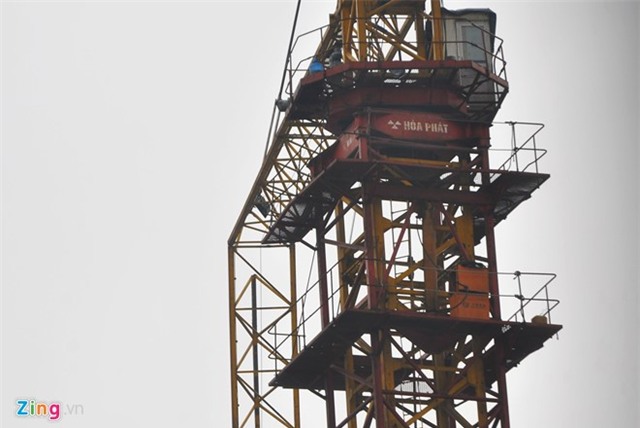 Vị trí gãy gần nơi người điều khiển cần cẩu. Theo nhân chứng, trước đây đơn vị thi công công trình từng nhiều lần đưa vật liệu ngang qua mái nhà. Tổ dân phố lo lắng, phản ánh về tình trạng trên.