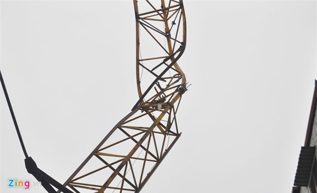 Khúc giữa cần cẩu gãy xoắn.