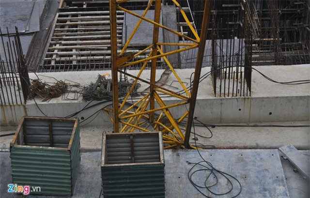 Va chạm mạnh xuống nền nên phần đầu cần cẩu biến dạng, nhiều vật liệu, thiết bị bị văng xa.