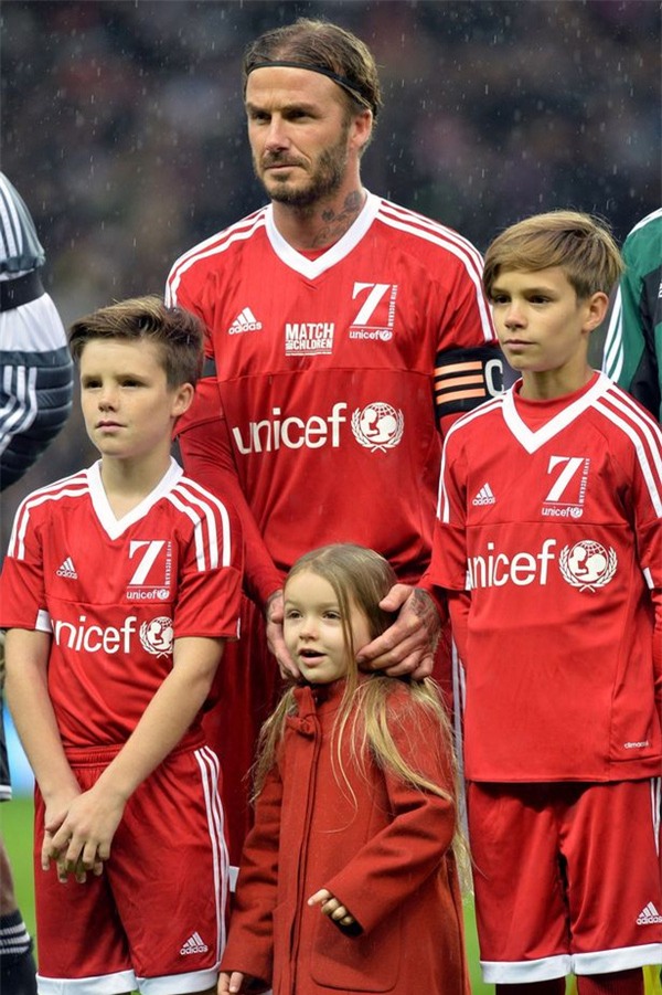 Harper Seven mặc áo đấu của bố Beckham đi ngủ - Ảnh 2.