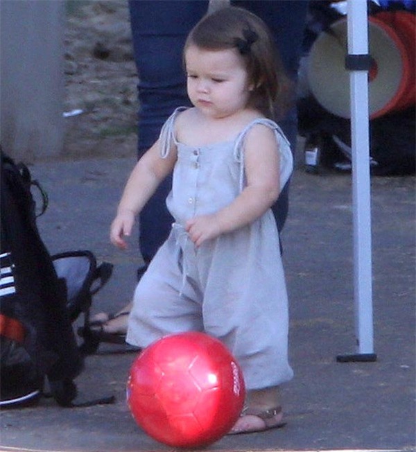 Harper Seven mặc áo đấu của bố Beckham đi ngủ - Ảnh 4.