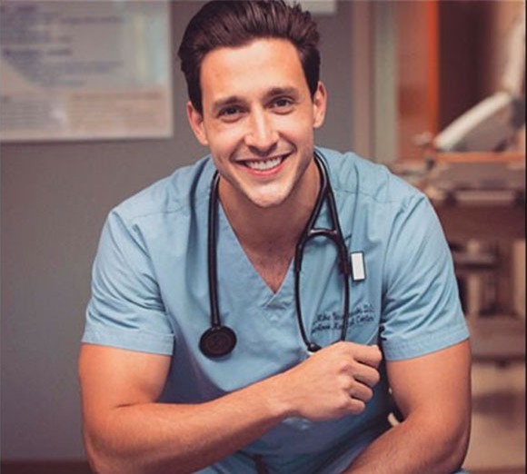 Ngất ngây với vòng một nảy nở của Hoa hậu Hoàn vũ 7