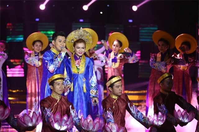 Hoài Linh phờ phạc, nằm ngủ co ro trên trường quay